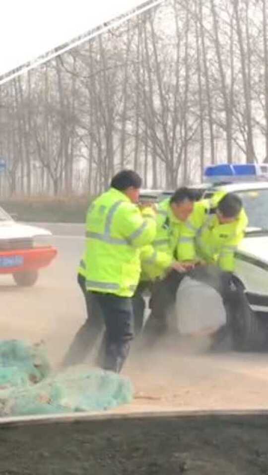 最新交警暴力执法视频及智能执法系统的高科技产品解析