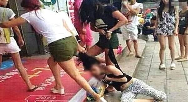涉黄警示，最新小三被打拔光视频引发社会关注与反思