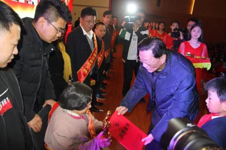 励志人物点燃生命激情，铸就辉煌人生故事