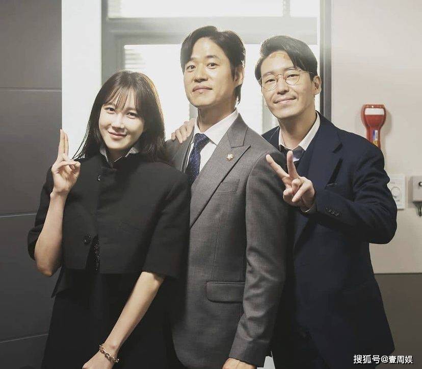 顶楼演员，演技与争议并存的现象