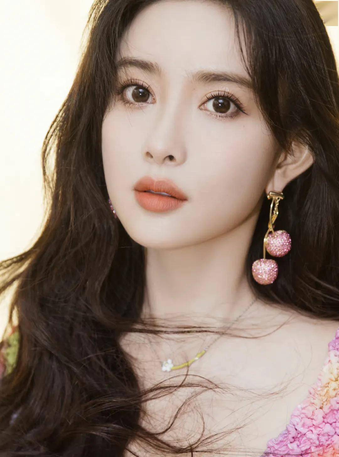 图片女明星,图片女明星，小巷深处的星光秘密