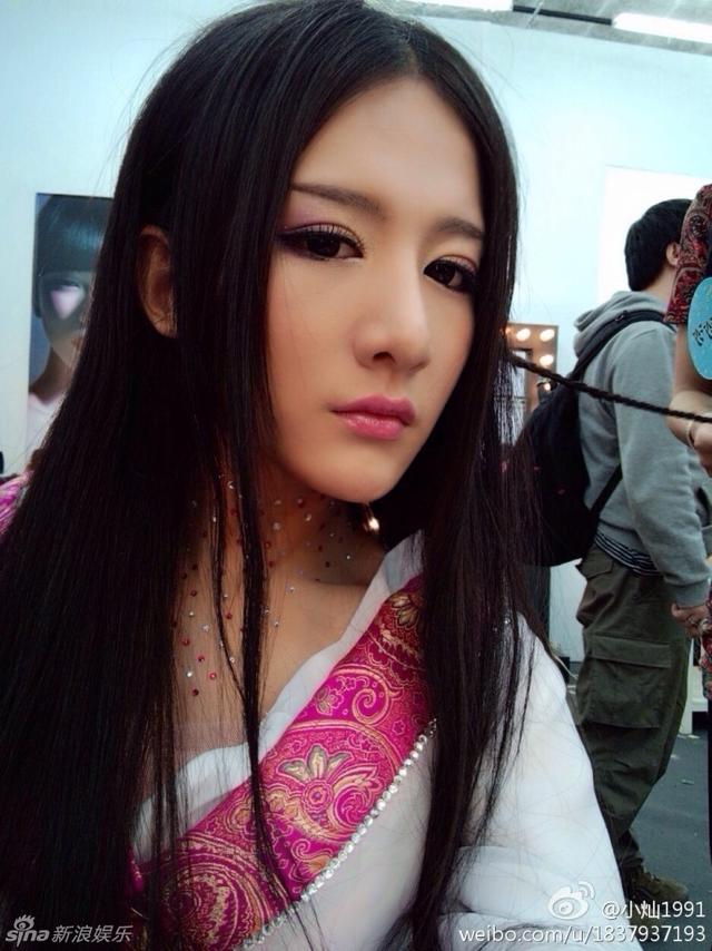 反串歌手小灿探寻小巷音乐与美食宝藏，最新视频揭秘！